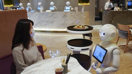 Un robot en Japón recuerda a los clientes que deben usar mascarilla