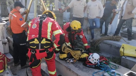 Fue al entierro de su esposa, cayó en otra tumba y murió