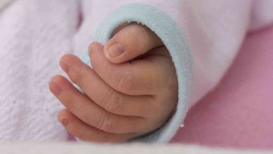 Enfermera confundió una vacuna con un anticonceptivo: indemnizan a los padres de una nena con discapacidad