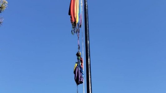 Una bandera del orgullo gay apareció quemada en el Parque Sarmiento en Córdoba