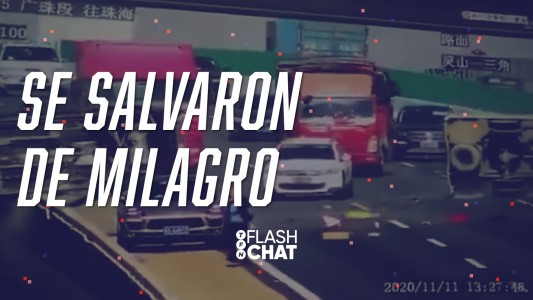 Se salvaron de milagro de ser aplastados por una camioneta en una autopista china #FlashChat