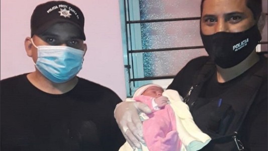 No llegó a tiempo y tuvo a su beba en un patrullero en Rosario