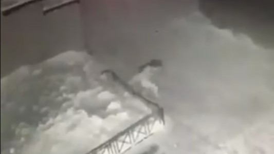 Video: una nena cayó desde un cuarto piso sobre nieve y se fue caminando