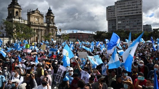 Congreso de Guatemala suspende trámite del presupuesto tras violentas protestas