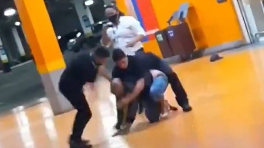 Video: horror por el asesinato a piñas en un supermercado de Porto Alegre