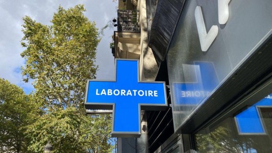 Investigan a una banda narco que enviaría cocaína desde Argentina a Francia disimulada en análisis clínicos
