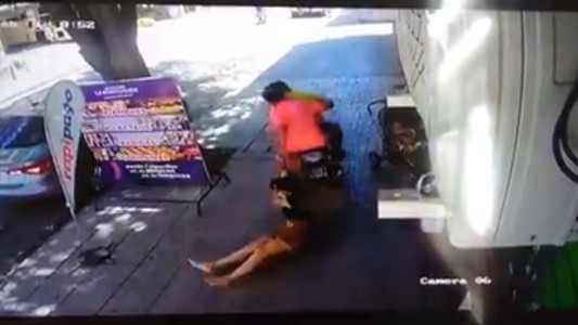 Motochorros arrastran a una mujer para robarle la cartera