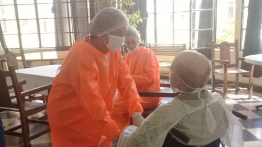 El abrazo más esperado: una pareja se reencontró tras la vuelta de las visitas a los geriátricos en Rosario