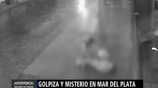 Video: el brutal ataque de un hombre desnudo a una mujer en plena calle