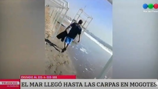Video: la marea llegó hasta las carpas en Punta Mogotes