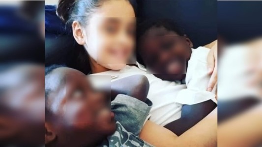 Abandonó en una comisaría a dos hermanitos africanos que dijo haber adoptado