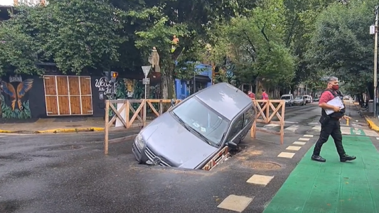 Un auto cayó adentro de un pozo profundo en Palermo tras la tormenta