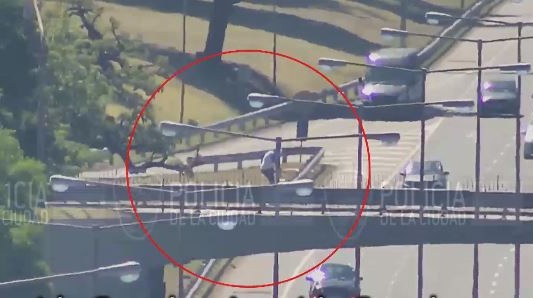 Rescatan a un hombre que quiso arrojarse de un puente en la avenida General Paz