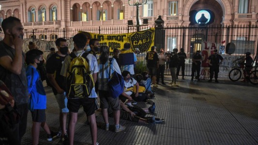Fanáticos de Diego Maradona hacen fila para despedirlo en la Casa Rosada