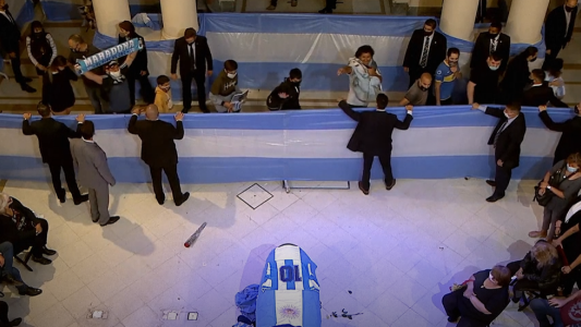 Entre gritos y silencio absoluto, así se vive el último adiós a Maradona