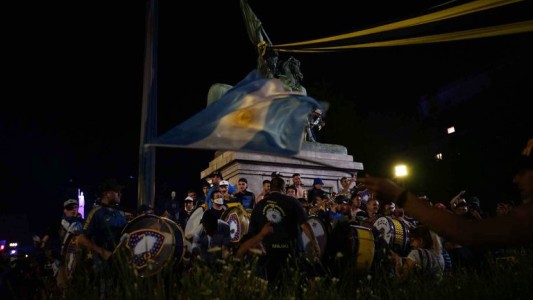 Di Zeo y miembros de la "12" participaron del velorio íntimo de Maradona, invitados por la familia