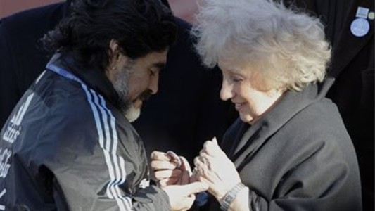 Carlotto, sobre la muerte de Maradona: "Me desperté deseando que fuera un mal sueño"