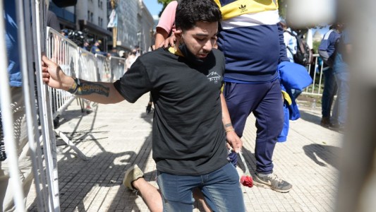 Un hincha llegó de rodillas despedir de Diego Maradona