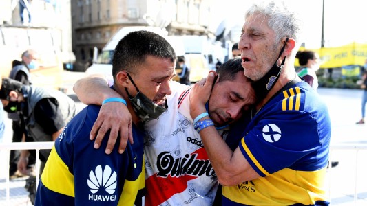 El abrazo entre hinchas de River y Boca en el velorio de Diego Armando Maradona