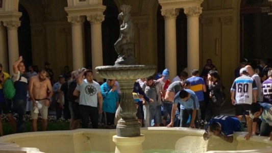 Video: así retiraron el féretro de Maradona del velatorio de Casa Rosada