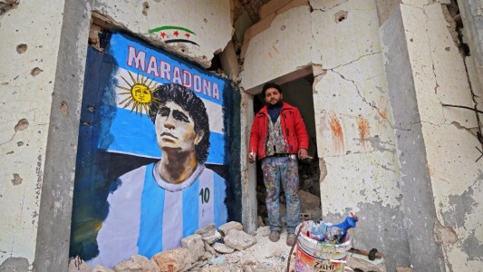 El mural homenaje que pintó un sirio en medio de las ruinas