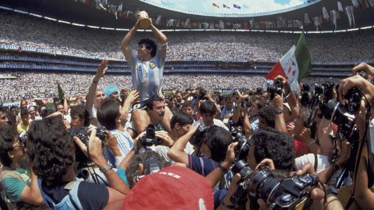 El hombre que llevó a Diego en andas en el Azteca recordó ese momento
