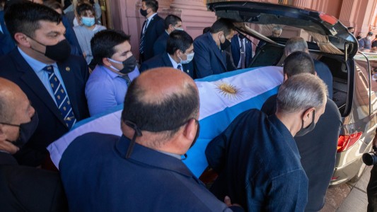 Sigue el escándalo: se filtró otra foto del empleado de la funeraria con el cuerpo de Maradona