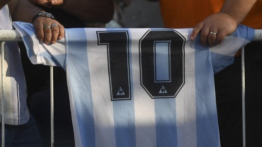 Venta online: hasta $15 millones por una camiseta firmada por Maradona
