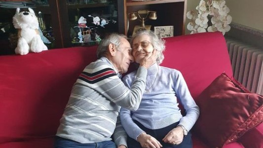 Murió de coronavirus la mujer a la que su marido le dedicaba serenatas en la puerta del hospital