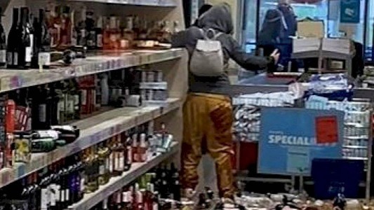 Videos: el ataque de furia de una mujer que rompió 500 botellas de alcohol en un supermercado