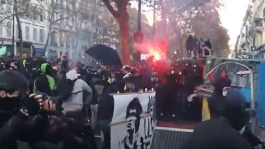 Una bandera de Maradona en los disturbios en París contra la polémica ley de seguridad de Macron