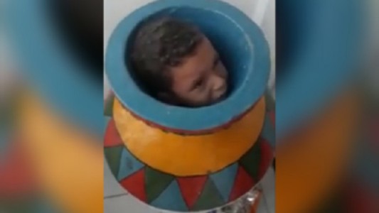Video: Una mamá rescató a su hijo que había quedado atrapado dentro de un jarrón