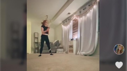 Videos: una joven tiktoker graba el momento en que un acosador entra a su departamento por el balcón