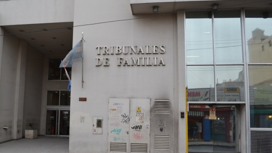 Un chico 13 años disparaba balines a los Tribunales de Familia de Córdoba