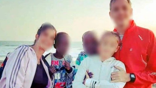 La pareja que abandonó a los hermanitos africanos deberá mantenerlos mientras  buscan una nueva familia