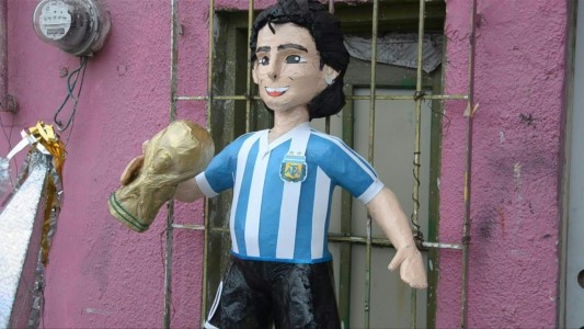 En todos lados: el recuerdo de Diego en una piñata tradicional mexicana