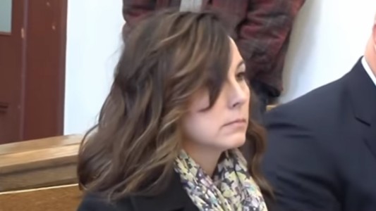 Se declaró culpable una docente que tuvo sexo con su alumno en el aula: logró libertad condicional