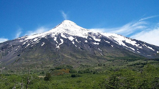 Con acceso reducido, habilitan el pernocte en el Volcán Lanín