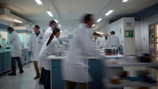 Así planifican empezar a vacunar con Pfizer en Reino Unido