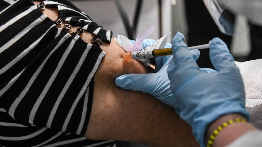 Estados Unidos espera haber vacunado contra el coronavirus a 100 millones de personas a fines de febrero