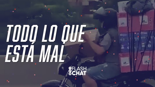 Iba en moto con siete cajas encima y mirando el celular en plena autopista #FlashChat