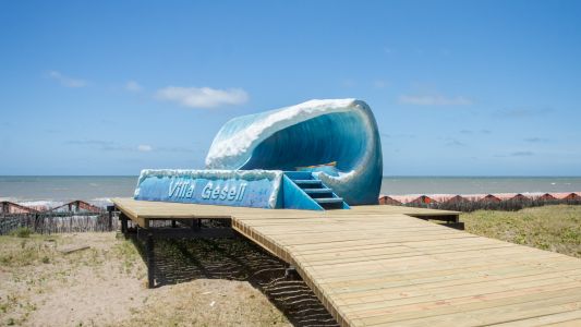 Fin de semana largo: Villa Gesell recibe a los turistas con un nueva escultura