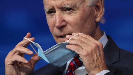 Joe Biden advierte que Estados Unidos atraviesa un "aumento dramático" de casos de coronavirus, tras nuevo récord