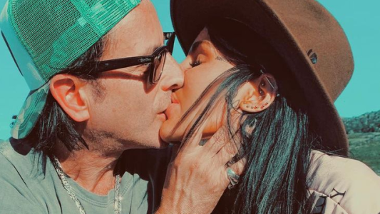 El primer beso público de Cande Tinelli y Coti Sorokin en Esquel