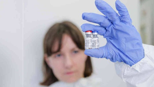 Desmienten que no se pueda tomar alcohol con la vacuna rusa Sputnik V