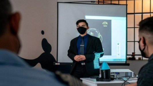 Un joven santafesino creó una lámpara sanitizante contra el Covid-19