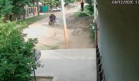 Video: motochorros arrastraron de los pelos a una mujer para robarle el celular