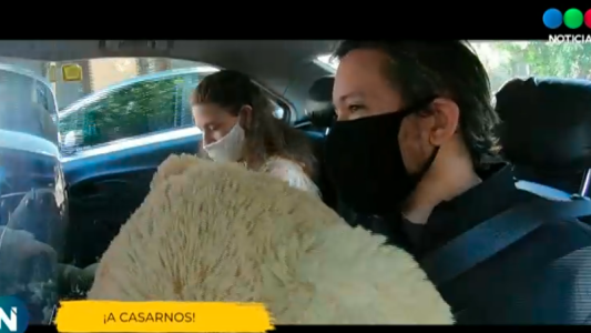 Taxife: la pareja que comparte el instante antes de casarse