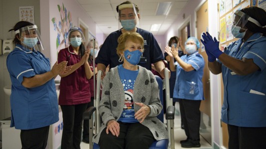 Una mujer de 90 años fue la primera persona en recibir oficialmente la vacuna contra el coronavirus