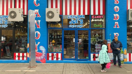 Aprovechó el misterio de los monolitos en el mundo y puso uno en la puerta de su local